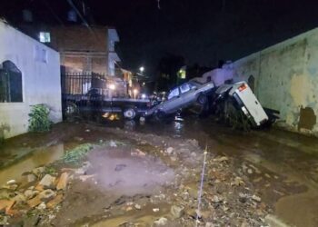 ZAPOTLANEJO INUNDADO: DESBORDAMIENTO DE PRESA PROVOCA ESTRAGOS