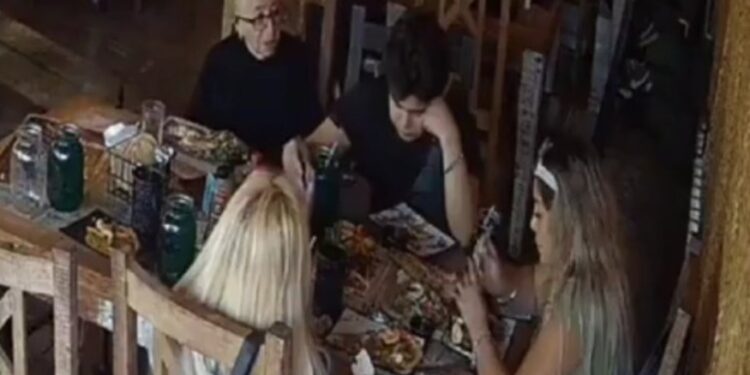 FAMILIA EN GUADALAJARA INTENTA ENGAÑAR A RESTAURANTE CON UNA CUCARACHA 1 FAMILIA EN GUADALAJARA INTENTA ENGAÑAR A RESTAURANTE CON UNA CUCARACHA
