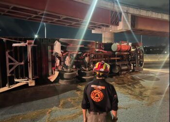 COLAPSAN CONSTITUCIÓN Y CHURUBUSCO POR TRÁILER VOLCADO ¡HACE 10 HORAS!