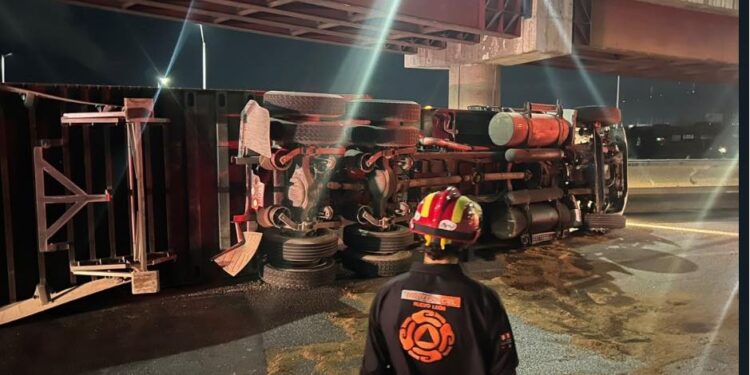 COLAPSAN CONSTITUCIÓN Y CHURUBUSCO POR TRÁILER VOLCADO ¡HACE 10 HORAS! 1 COLAPSAN CONSTITUCIÓN Y CHURUBUSCO POR TRÁILER VOLCADO ¡HACE 10 HORAS!