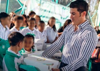 DA NL ÚTILES, MOCHILAS, UNIFORMES Y HASTA TENIS A ALUMNOS DE PRIMARIA