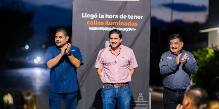 TRAS 25 AÑOS DE ESPERA, LLEVA RAÚL CANTÚ ALUMBRADO, PAVIMENTO Y DRENAJE A SALINAS 1 TRAS 25 AÑOS DE ESPERA, LLEVA RAÚL CANTÚ ALUMBRADO, PAVIMENTO Y DRENAJE A SALINAS