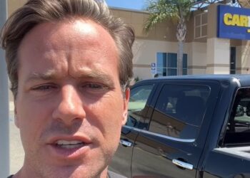 ARMIE HAMMER VENDE SU CAMIONETA EN MEDIO DE UNA CRISIS ECONÓMICA