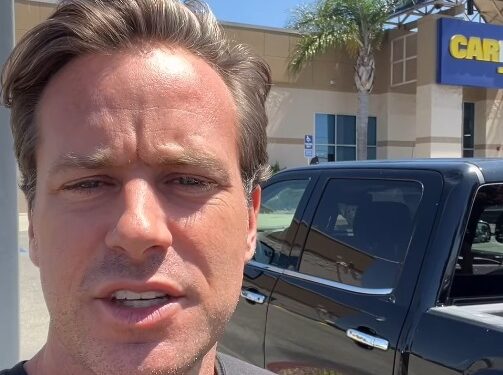 ARMIE HAMMER VENDE SU CAMIONETA EN MEDIO DE UNA CRISIS ECONÓMICA 1 ARMIE HAMMER VENDE SU CAMIONETA EN MEDIO DE UNA CRISIS ECONÓMICA