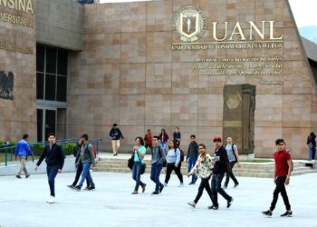 REGRESAN A CLASES 220 MIL ALUMNOS DE LA UANL