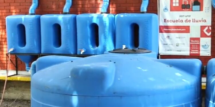 CAPTAN ESCUELAS 42 PIPAS DE AGUA DE LLUVIA PARA REÚSO