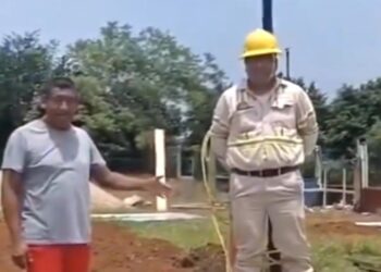 PROTESTA EN JESÚS CARRANZA: AMARRAN A TRABAJADOR DE LA CFE