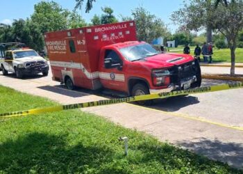 PIDE AMBULANCIA EN BROWNSVILLE, SE LA ROBA Y LA CRUZA A MATAMOROS