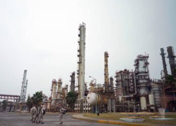 RECOLECTARÁN FIRMAS PARA CONSULTA POPULAR POR CIERRE DE REFINERÍA 2 RECOLECTARÁN FIRMAS PARA CONSULTA POPULAR POR CIERRE DE REFINERÍA