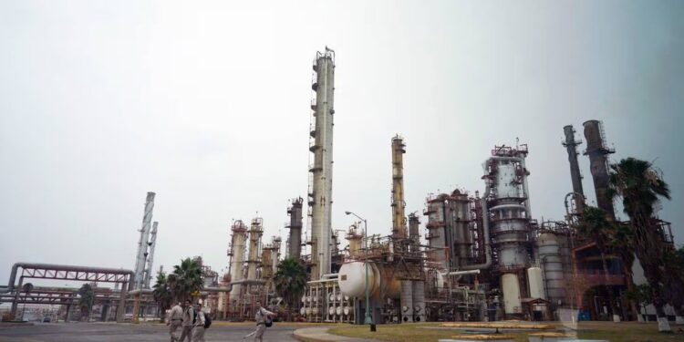 RECOLECTARÁN FIRMAS PARA CONSULTA POPULAR POR CIERRE DE REFINERÍA 1 RECOLECTARÁN FIRMAS PARA CONSULTA POPULAR POR CIERRE DE REFINERÍA