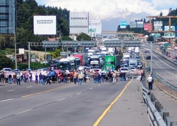 BLOQUEO COLAPSA LA MÉXICO-TOLUCA EN LA MARQUESA