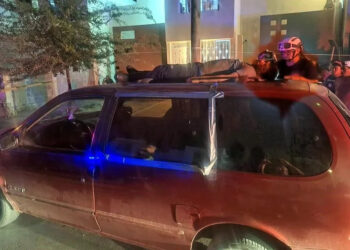 CIRCULA VIDEO DE CONDUCTOR QUE ATROPELLA Y SE LLEVA CADÁVER EN EL CAPACETE