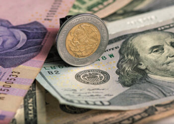 TIENE LA BOLSA ‘LUNES NEGRO’; CAE PESO FRENTE AL DÓLAR
