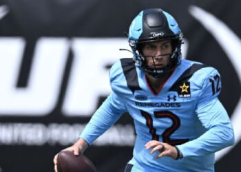 QUARTERBACK MEXICANO-AMERICANO LUIS PÉREZ FIRMA CON LOS CHARGERS