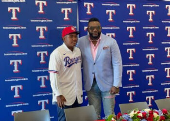 DAVID ORTÍZ JR. FIRMA CON LOS RANGERS COMO PROSPECTO EN REPÚBLICA DOMINICANA