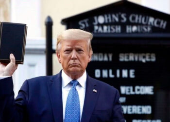 VENDE TRUMP BIBLIAS ¡EN MIL DÓLARES!