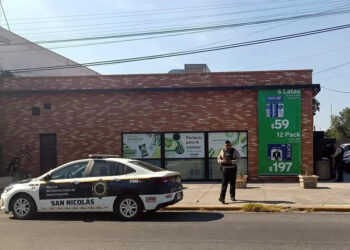 EMPLEADOS DE SEVEN FRUSTRAN ROBO, PERO LADRÓN REGRESA Y LOS BALEA