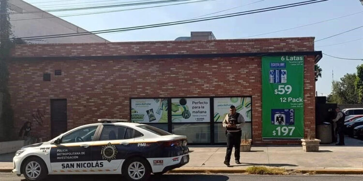 EMPLEADOS DE SEVEN FRUSTRAN ROBO, PERO LADRÓN REGRESA Y LOS BALEA 1 EMPLEADOS DE SEVEN FRUSTRAN ROBO, PERO LADRÓN REGRESA Y LOS BALEA