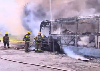 SE INCENDIA CAMIÓN EN VALLE ORIENTE