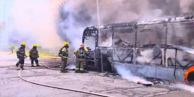 SE INCENDIA CAMIÓN EN VALLE ORIENTE 1 SE INCENDIA CAMIÓN EN VALLE ORIENTE