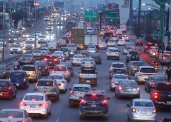 BUSCA GOBIERNO QUE EMPRESAS APLIQUEN HORARIO ESCALONADO ANTE CAOS VEHICULAR