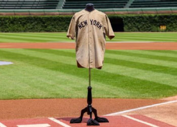 CAMISETA DE BABE RUTH PODRÍA ROMPER RÉCORD EN SUBASTA HISTÓRICA