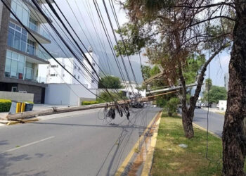 CONDUCTOR SE LLEVA POSTES Y DEJA SIN LUZ A VALLE DE SAN ÁNGEL EN SAN PEDRO