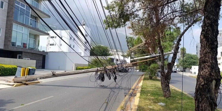 CONDUCTOR SE LLEVA POSTES Y DEJA SIN LUZ A VALLE DE SAN ÁNGEL EN SAN PEDRO