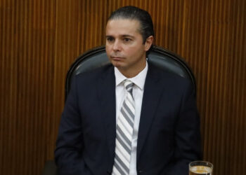 TUMBA CORTE A FISCAL Y SACA A ARCE DE CONTIENDA