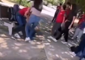 PELEAN ESTUDIANTES EN PLAZA DE SAN NICOLÁS