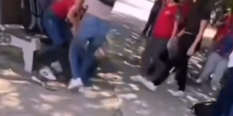 PELEAN ESTUDIANTES EN PLAZA DE SAN NICOLÁS 1 PELEAN ESTUDIANTES EN PLAZA DE SAN NICOLÁS