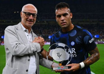 LAUTARO MARTÍNEZ, GOLEADOR DEL INTER, RECIBE PREMIO EN LA SERIE A