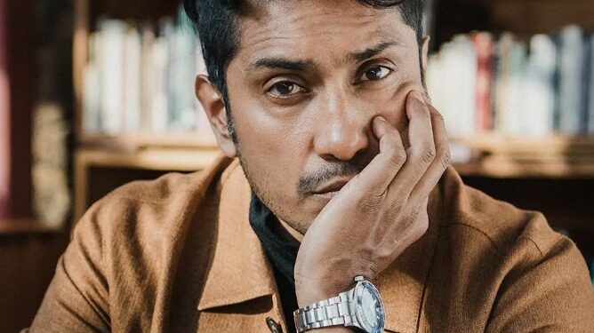 TENOCH HUERTA SE DEFIENDE ANTE ACUSACIONES Y DENUNCIA EXTORSIÓN