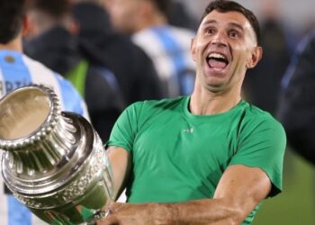 DIBU MARTÍNEZ REPITE POLÉMICO GESTO CON LA COPA AMÉRICA