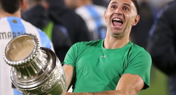 DIBU MARTÍNEZ REPITE POLÉMICO GESTO CON LA COPA AMÉRICA