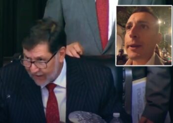 ROCÍAN GASOLINA A COLOSIO AFUERA DEL SENADO