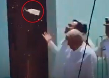 LANZAN BOTELLA A AMLO EN VERACRUZ