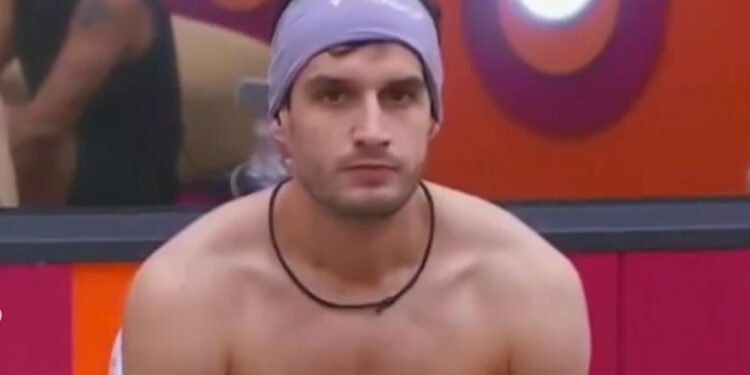 ADRIÁN MARCELO ABANDONA LA CASA DE LOS FAMOSOS 1 ADRIÁN MARCELO ABANDONA LA CASA DE LOS FAMOSOS