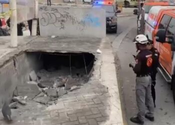 COLAPSA PISO DE ESTACIÓN DE TRANSMETRO EN MONTERREY; HAY DOS PERSONAS LESIONADAS