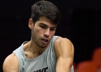 ALCARAZ ASEGURA TRIUNFO PARA ESPAÑA EN LA COPA DAVIS