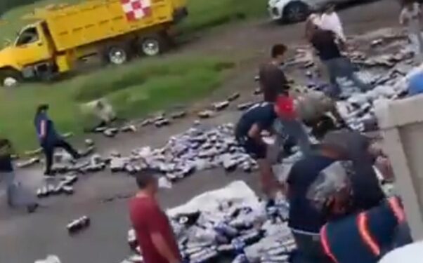 TRÁILER VOLCADO Y RAPIÑA BLOQUEAN VÍA A MONCLOVA 1 TRÁILER VOLCADO Y RAPIÑA BLOQUEAN VÍA A MONCLOVA