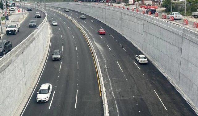 ABREN A MEDIAS Y CIERRAN DE NUEVO PASO A DESNIVEL EN LEONES 1 ABREN A MEDIAS Y CIERRAN DE NUEVO PASO A DESNIVEL EN LEONES