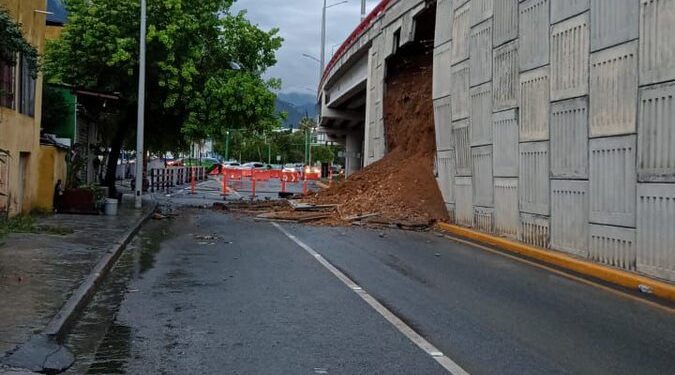 SE DESGAJA PUENTE DE MAURICIO EN SAN PEDRO 1 SE DESGAJA PUENTE DE MAURICIO EN SAN PEDRO