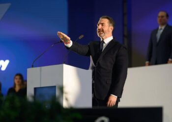 TOMA PROTESTA ADRIÁN; OFRECE TRABAJO EN EQUIPO