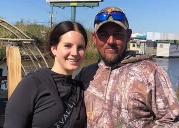 LANA DEL REY CONTRAE MATRIMONIO CON GUÍA TURÍSTICO EN LUISIANA