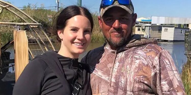 LANA DEL REY CONTRAE MATRIMONIO CON GUÍA TURÍSTICO EN LUISIANA 1 LANA DEL REY CONTRAE MATRIMONIO CON GUÍA TURÍSTICO EN LUISIANA