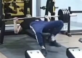 LE PEGA AL FUERTE Y CASI MUERE APLASTADO POR BARRA EN GYM