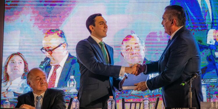 RECIBE CÉSAR GARZA ARREDONDO ALCALDÍA DE APODACA DE SU PADRE 1 RECIBE CÉSAR GARZA ARREDONDO ALCALDÍA DE APODACA DE SU PADRE