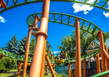 FALLA EN MONTAÑA RUSA DE TEXAS ATRAPA A VISITANTES