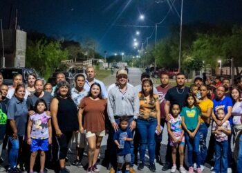 PRENDE RAÚL CANTÚ NUEVO ALUMBRADO PÚBLICO EN SALINAS